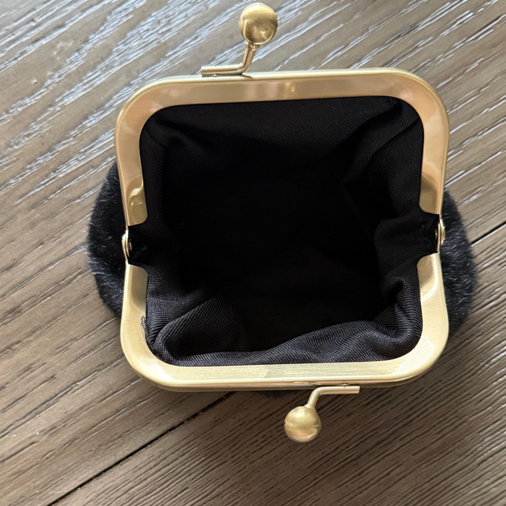 Elegant Black Clasp Coin Purse - Picture 3 of 3